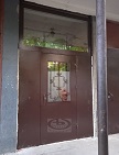 Металлическая дверь на вход в подъезд со стеклянной фрамугой