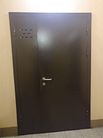 Тамбурная металлическая дверь с конструкцией для поступления воздуха. М. Бухарестская