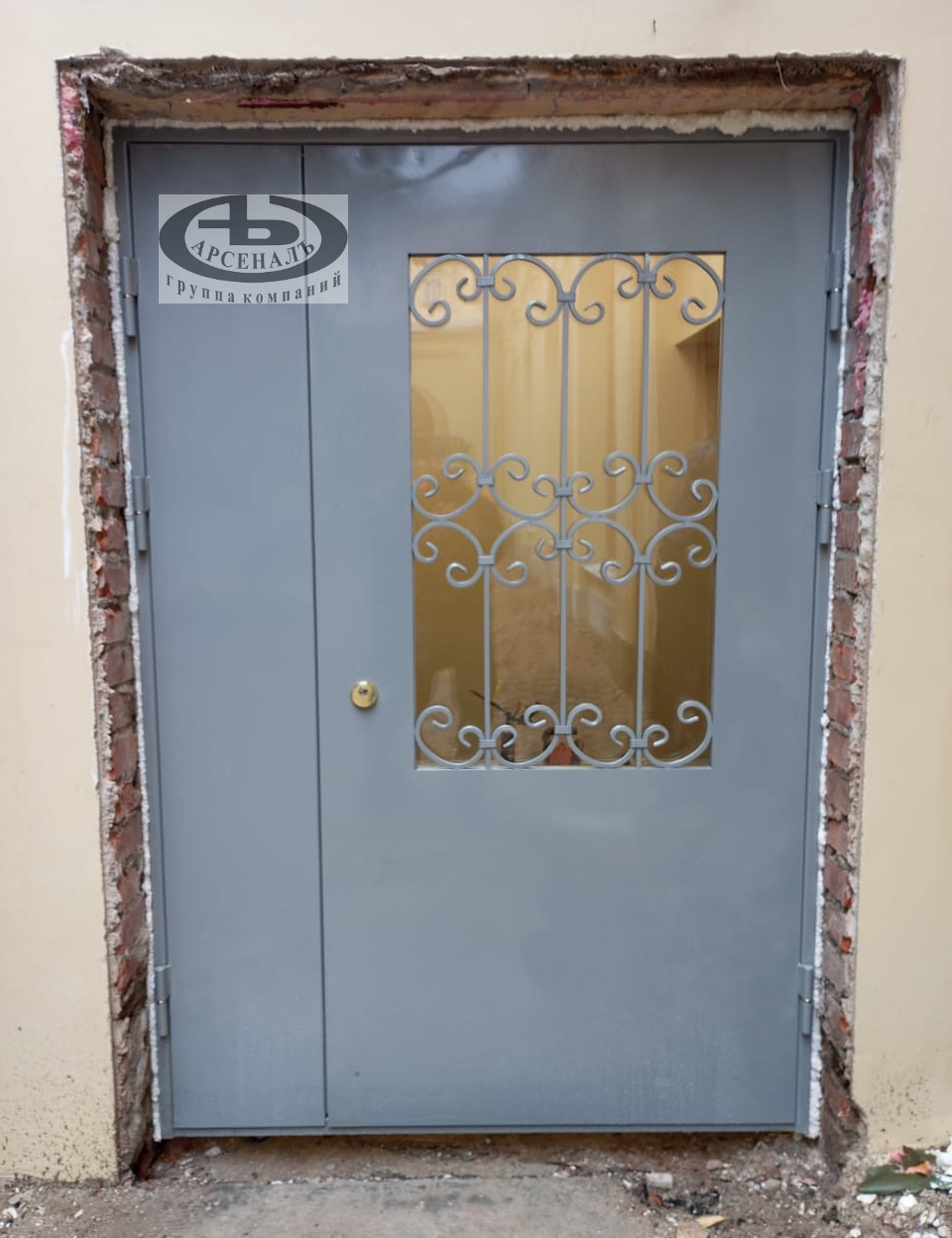 Металлическая дверь с кованой решеткой. ул. Маяковского